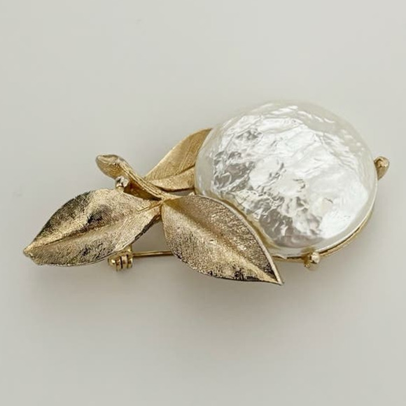 Vintage 1965 Sarah Coventry Pearl Bloom Brooch Pin - Picture 7 of 11